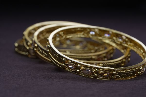 Cash for gold evaluation of jewelry and coins at a local precious metals exchange